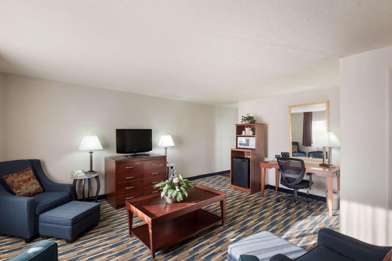 Rodeway Inn Fort Morgan Εξωτερικό φωτογραφία
